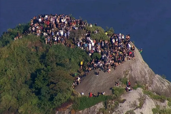 Turistas presos no Morro Dois Irmãos durante tiroteio no Vidigal