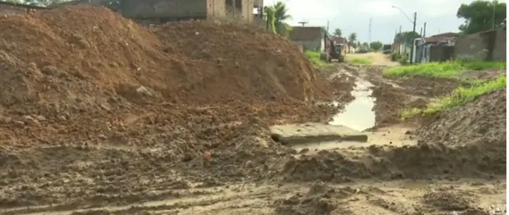 Imagem ilustrativa da imagem Parte de via cede após chuvas e agrava situação de voçoroca em Rio Largo; moradores ficam apreensivos