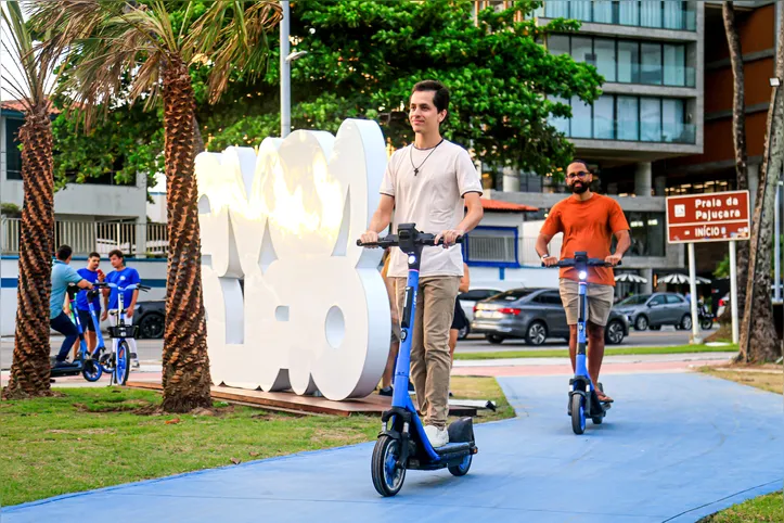 Patinetes e bicicletas eletricas na orla de Maceió