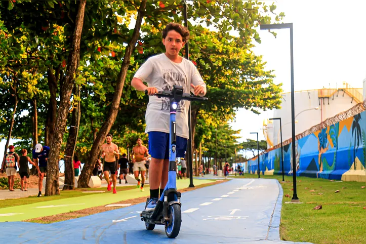 Patinetes e bicicletas eletricas na orla de Maceió