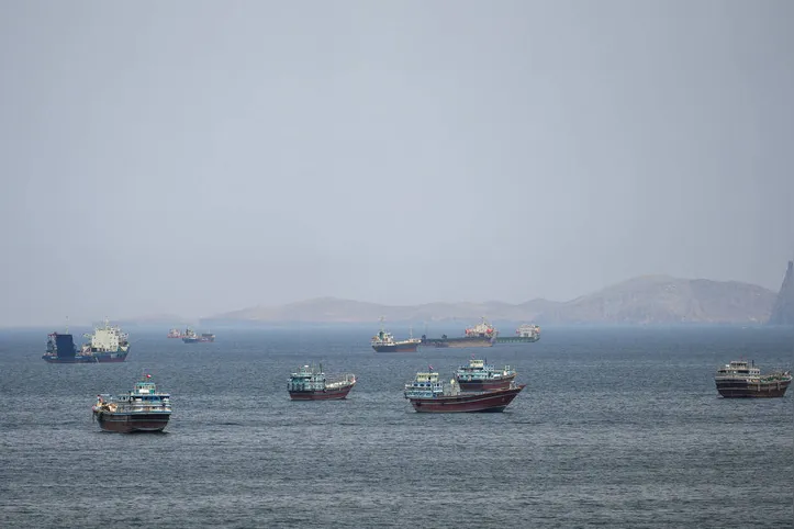 Navios aguardam em Omã pela liberação para passar pelo estreito de Hormuz