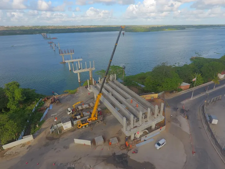 A ponte teve concluídas as fundações e os pilares e agora entra na fase de instalação da superestrutura