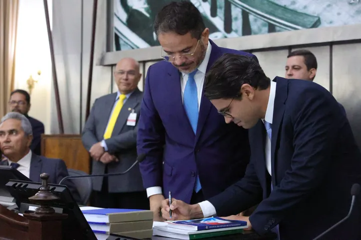 Gilvan Barros Filho assina o termo de posse ao lado do Presidente da ALE, deputado Marcelo Victor