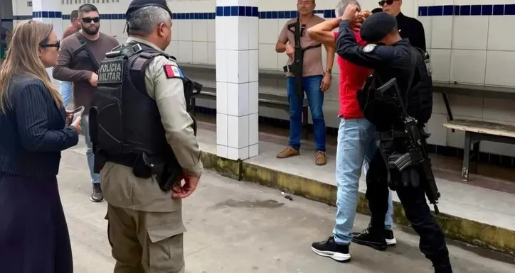 Imagem ilustrativa da imagem Professor investigado por estuprar alunos de escola em Murici volta à prisão