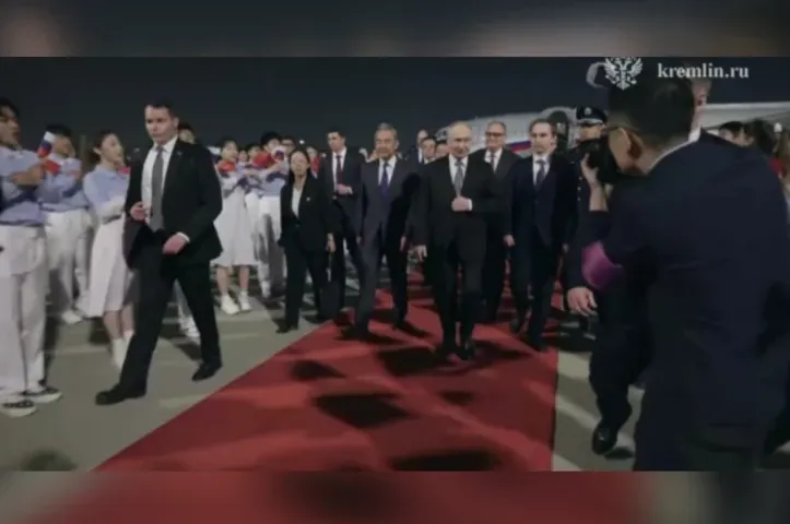 Imagem ilustrativa da imagem Putin chega à China para reunião estratégica com Xi Jinping
