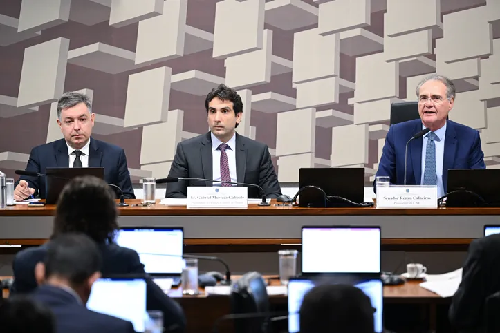 Renan questionou Galípolo (centro) sobre relação entre BC e Vorcaro