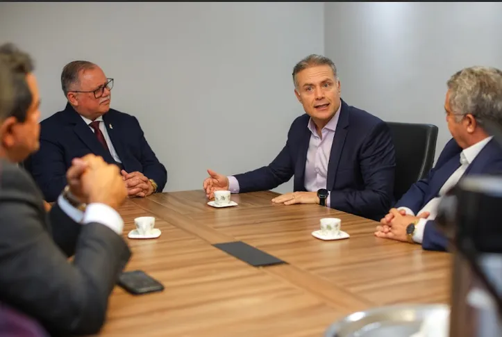 Senador Renan Filho se reuniu com integrantes da Assembleia de Deus, na sede da Igreja, no Farol