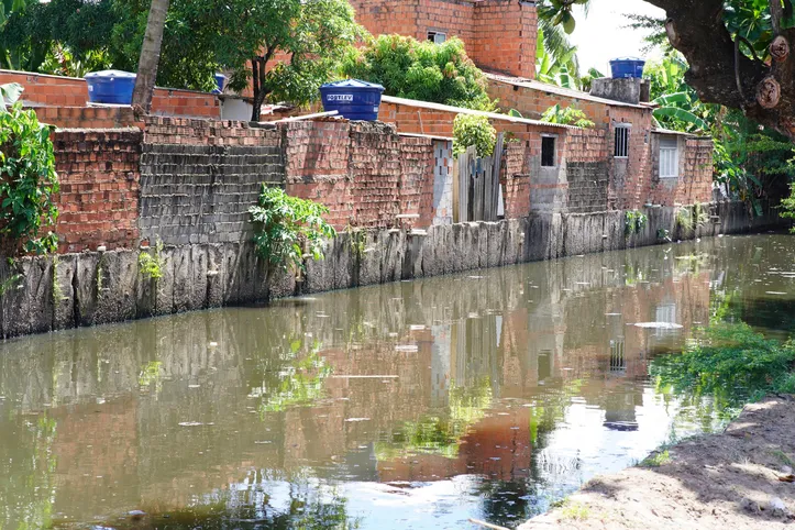 O risco epidemiológico está diretamente ligado ao contato da população com a água e a lama de enchentes