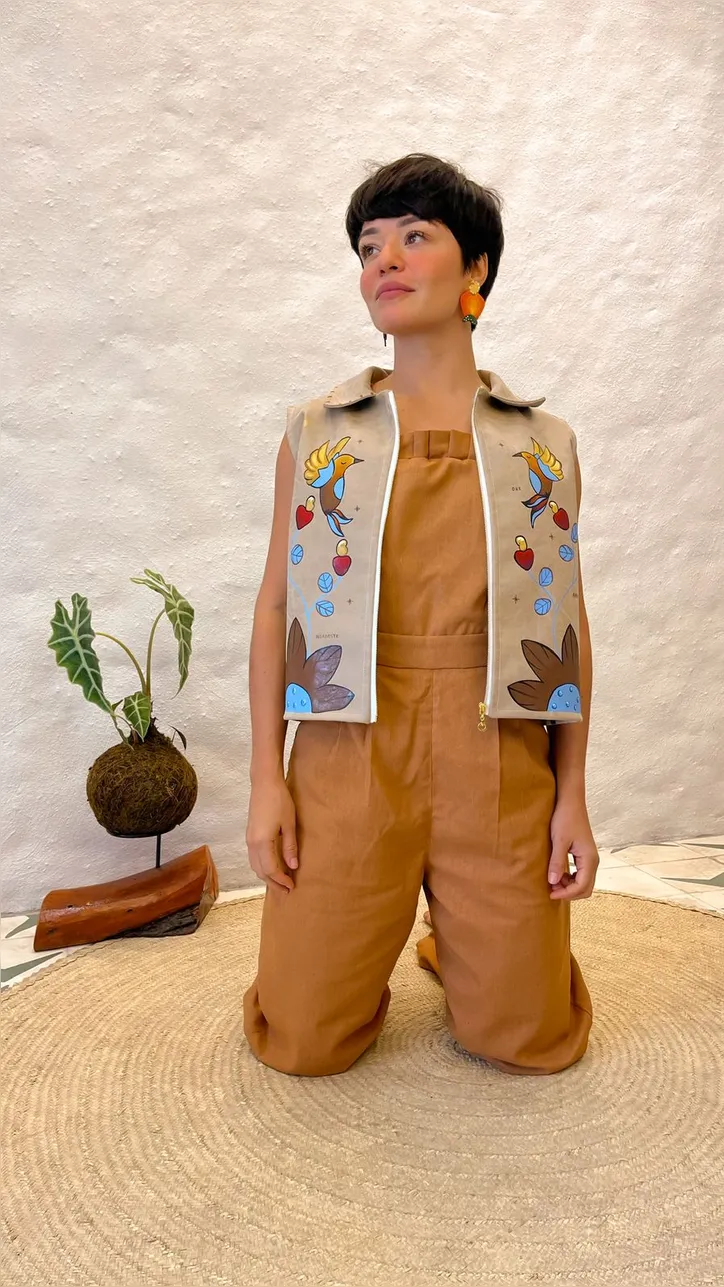 Coletes feitos em couro ganham cores e dão um toque especial ao look