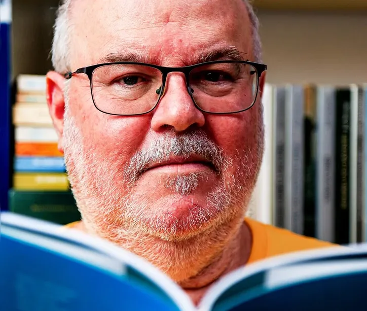 Poeta viçosense lança "Philip Grass em Viçosa"