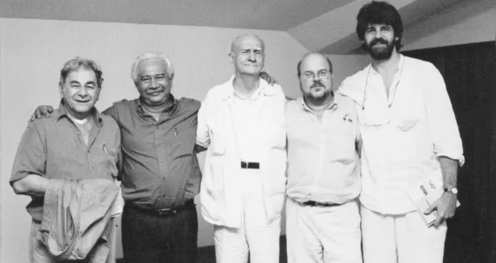 Registro exibe a "quase-bienal" promovida por Sidney Wanderley e Fernando Sérgio Lyra no lançamento do livro "Hai-quase", em 2002, no Cine Arte Pajuçara, em Maceió. Da esq. para a dir.: Raduan Nassar, James Amado, Ariano Suassuna, Sidney Wanderley e Luís Fernando Carvalho