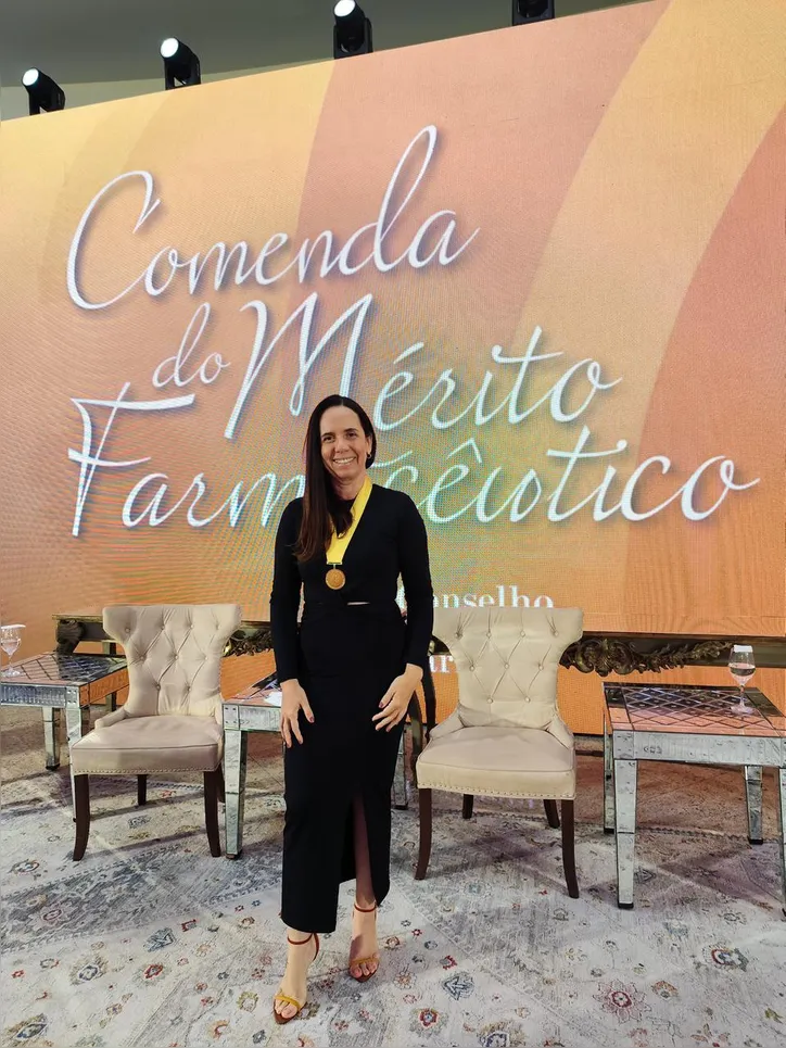 Em reconhecimento ao seu trabalho ao longo de 25 anos, AMANDA MARIA PAIXÃO SOARES foi homenageada pelo Conselho Federal de Farmácia com a Comenda do Mérito Farmacêutico, considerada a mais alta distinção da profissão no Brasil