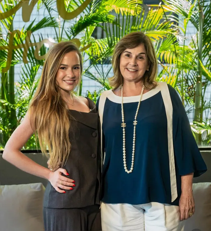 Ao lado da filha NICOLE ZAMPIERI, a presidente da Associação Ação AVC, SOLANGE SYLLOS, comemora a conquista do Prêmio de Melhor Campanha 2025 para os Países de Baixa Renda pela Associação Mundial do AVC