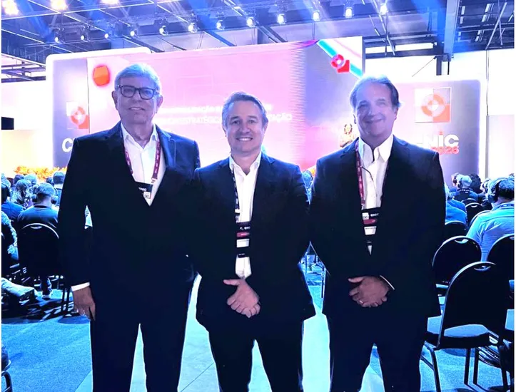 O presidente da Ademi-AL, OSMAN RAMIRES, o superintendente EVERALDO FIGUEIREDO e o diretor financeiro, MARCELO SALDANHA, participaram ontem da abertura do Encontro Nacional da Indústria da Construção, promovido pela CBIC em São Paulo