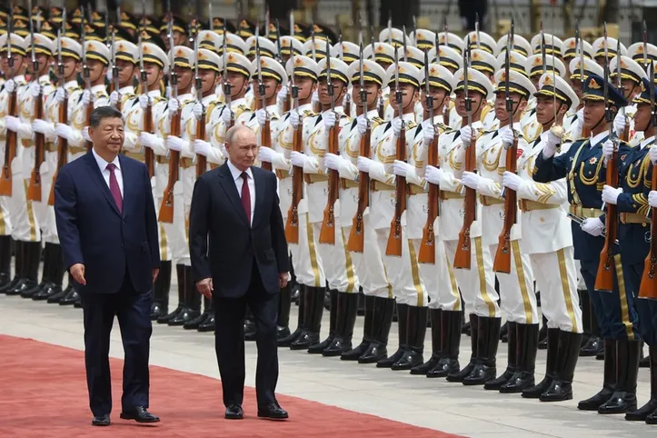 Vladimir Putin foi recebido com honras de Estado na China, onde assinou vários acordos bilaterais