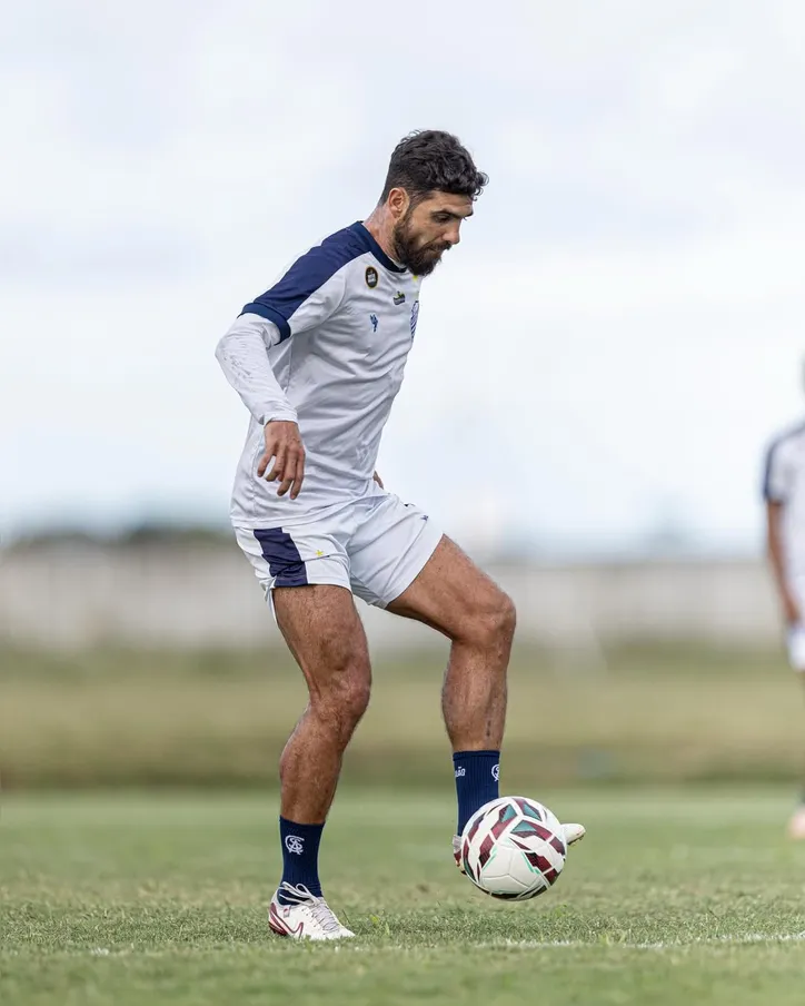 Rayan volta a jogar após estar suspenso na última rodada