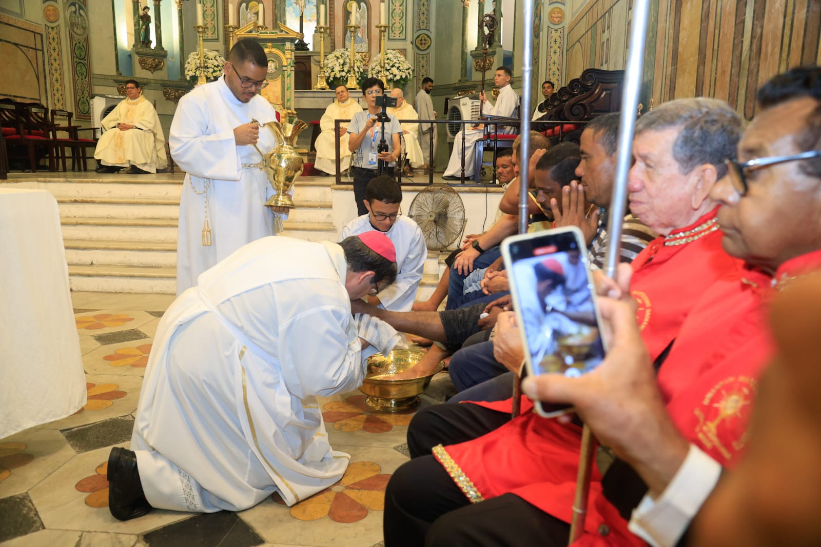 Lava-pés marca celebração da Quinta-feira Santa na Catedral de Maceió