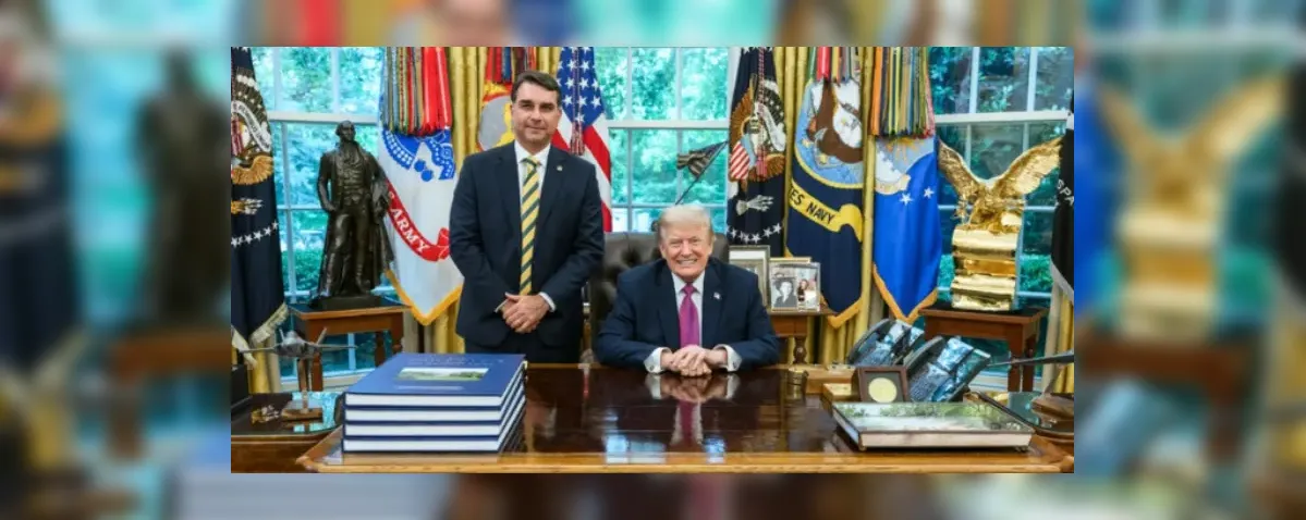 Casa Branca divulga imagens do encontro entre Trump e Flávio Bolsonaro