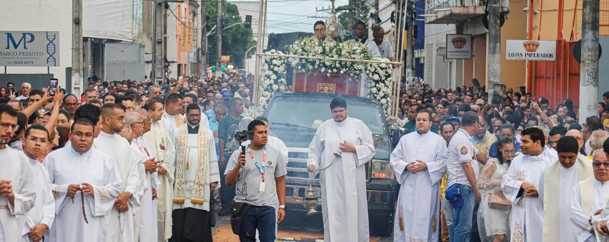 Corpus Christi reúne milhares de fiéis em procissão pelas ruas de Maceió