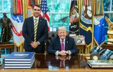 Casa Branca divulga imagens do encontro entre Trump e Flávio Bolsonaro