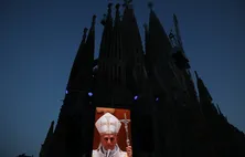 Papa Leão XIV inaugura torre da Sagrada Família e faz apelo pela paz