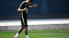 Neymar faz trabalhos com bola em treino da Seleção Brasileira