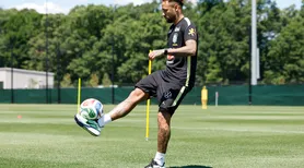 Neymar treina pela primeira vez no campo com a Seleção