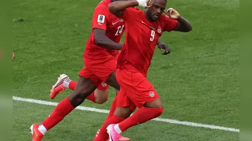 Artilheiro ‘salva’ e Canadá empata com Bósnia na estreia - Imagem