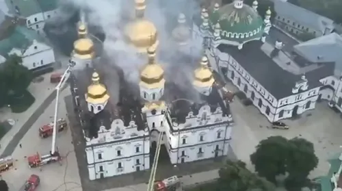 Ataque russo deixa catedral histórica de Kiev em chamas - Imagem