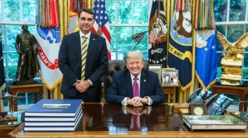 Casa Branca divulga imagens do encontro entre Trump e Flávio Bolsonaro - Imagem