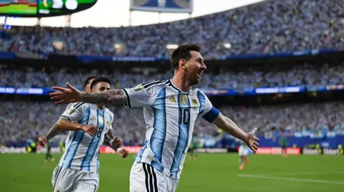 Com 3 gols de Messi, Argentina vence Argélia na estreia - Imagem