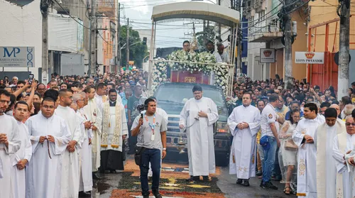 Corpus Christi reúne milhares de fiéis em procissão pelas ruas de Maceió - Imagem