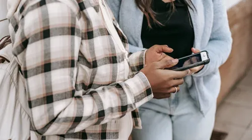 Denúncias de violência digital contra mulheres crescem 188% - Imagem