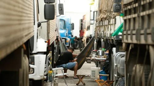 ESTRADAS DA EXAUSTÃO: Estimulantes entram na rotina de caminhoneiros e motoristas por aplicativo - Imagem