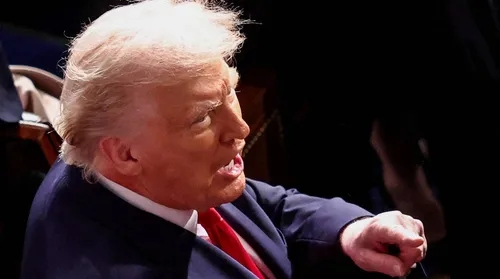 EUA: Senado aprova resolução para limitar poderes de Trump - Imagem