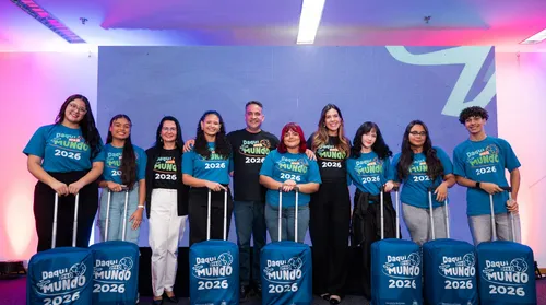 Governo de AL entrega kits a estudantes que farão intercâmbio - Imagem