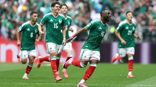México vence África do Sul na abertura: 2 a 0 - Imagem