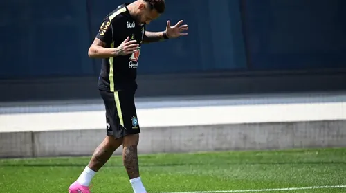 Neymar faz trabalhos com bola em treino da Seleção Brasileira - Imagem
