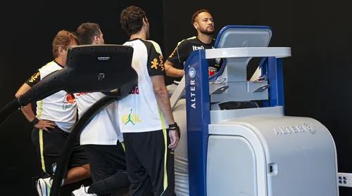 Neymar melhora, mas não jogará na estreia da Seleção - Imagem