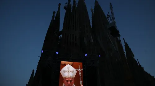 Papa Leão XIV inaugura torre da Sagrada Família e faz apelo pela paz - Imagem