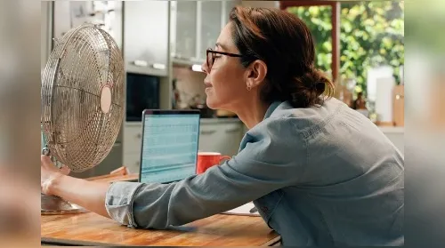 Pesquisa: 7% das brasileiras saíram do trabalho devido a menopausa - Imagem