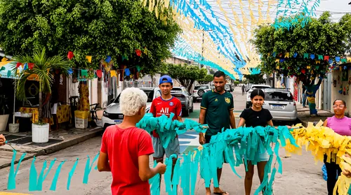 Ruas ganham verde e amarelo e reacendem tradição da Copa do Mundo - Imagem