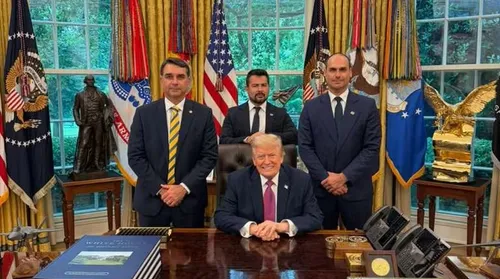 Trum recebe Flávio e pergunta sobre Bolsonaro, diz aliado - Imagem