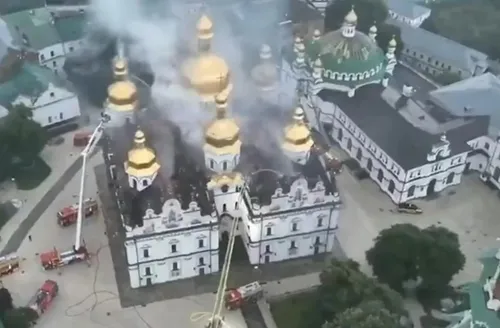 Ataque russo deixa catedral histórica de Kiev em chamas