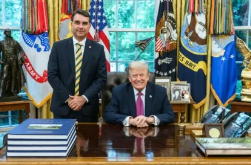 Casa Branca divulga imagens do encontro entre Trump e Flávio Bolsonaro