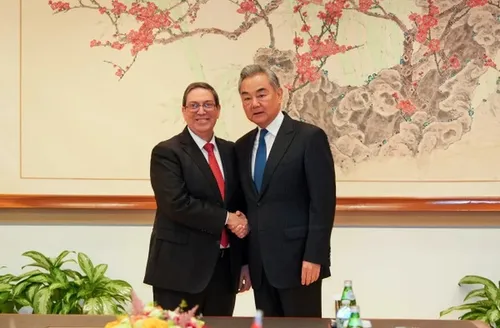 China promete apoio a Cuba diante da pressão americana