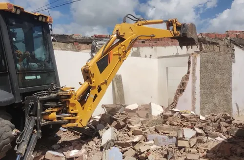 Defesa Civil demole imóveis por risco estrutural em Maceió