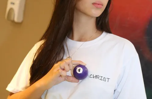 Jovem transforma camisetas em instrumento de fé e evangelização