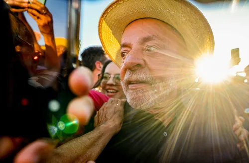 Lula reage a tarifaço dos EUA e sobe tom contra Bolsonaros