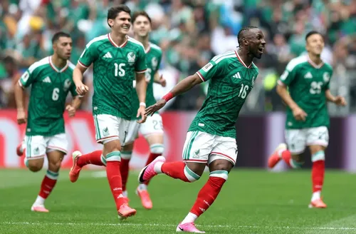México vence África do Sul na abertura: 2 a 0